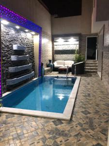 uma grande piscina numa sala de estar com um sofá em Apartment Nazaha for families only em Tânger