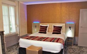 Tempat tidur dalam kamar di The Originals City, Archotel, Sens (Inter-Hotel)