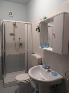 e bagno con servizi igienici, lavandino e doccia. di Dabliu House a Torrenova