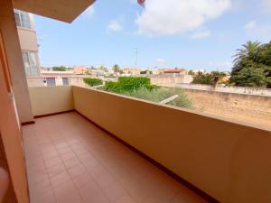 balkon z widokiem na budynek w obiekcie Casa vacanze Marsala da Andrea w mieście Marsala