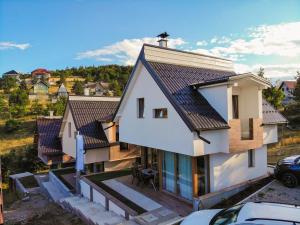 una vista aérea de una casa con techo en Diamond Club Zlatibor, en Zlatibor