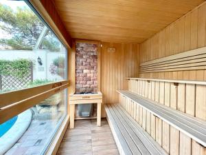 d'un sauna avec des murs en bois et une fenêtre. dans l'établissement Отель Астель Вилла, à Gelendzhik