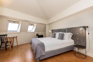 una camera da letto con un letto grande e un tavolo di Galerias Nightlife Fashion Flats a Porto