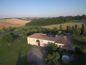 uma vista aérea de uma casa num campo em Le Dôme et son jacuzzi em Grazac