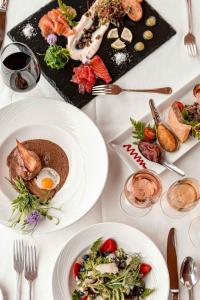 una mesa blanca con platos de comida. en Auberge Des 3 Canards, en La Malbaie