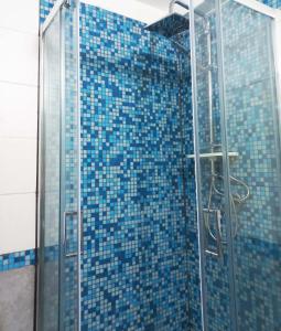 eine Dusche mit blauen Fliesen an der Seite eines Gebäudes in der Unterkunft Le stanze di Partenope in Neapel