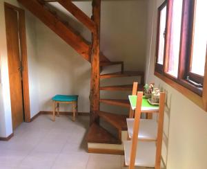 een trap in een kamer met een tafel en een stoel bij Los Neneos Chalten in El Chalten