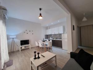 Majoituspaikan Cosy and modern appartment in Olympiada keittiö tai keittotila