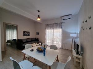Oleskelutila majoituspaikassa Cosy and modern appartment in Olympiada