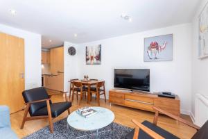 TV a/nebo společenská místnost v ubytování Modern 2 bed BroomPark/Central apt. with Parking