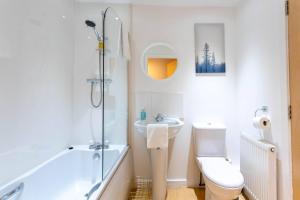 ein Bad mit einem WC, einem Waschbecken und einer Dusche in der Unterkunft Modern 2 bed BroomPark/Central apt. with Parking in Glasgow