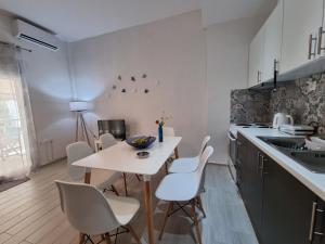 Majoituspaikan Cosy and modern appartment in Olympiada keittiö tai keittotila