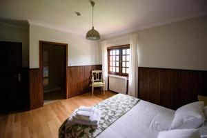 Tempat tidur dalam kamar di Greenside of Sea Hostel