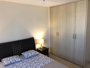 um quarto com uma cama e um armário grande em Tranquil Country Condo em Lárnaca