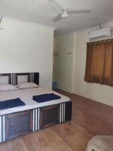 een slaapkamer met 2 bedden en een plafond bij 6bhk Rexo Villa Alibaug in Alibaug