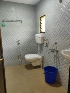 een badkamer met een toilet en een wastafel bij 6bhk Rexo Villa Alibaug in Alibaug