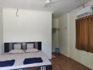een slaapkamer met een bed in een kamer bij 6bhk Rexo Villa Alibaug in Alibaug