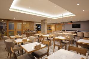 Restaurace v ubytování Holiday Inn Express Ahmedabad Prahlad Nagar by IHG