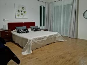 um quarto com uma cama com duas almofadas em Infinity view villa em Nata