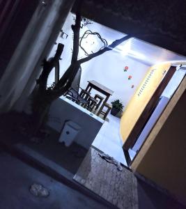ein Zimmer mit einem Tisch und einem Baum in einem Gebäude in der Unterkunft Pouso do Beija-Flor in Cavalcante