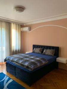 Kama o mga kama sa kuwarto sa Relax and pool apartments Novi Sad