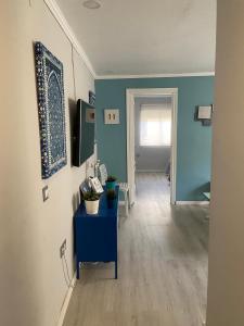 トレモリノスにあるTorremolinos Bentabolの青いテーブルと青い壁の青い部屋
