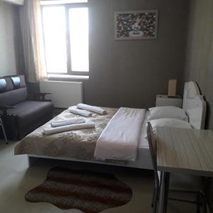 ein Schlafzimmer mit einem Bett mit Handtüchern darauf in der Unterkunft Hotel New Star in Achalziche