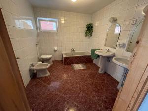 Et badeværelse på Frankie Holiday Apartment III. + 32 billeder