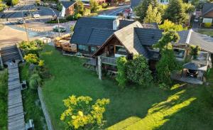 an overhead view of a house with a green yard at Hotel Costanera in Villarrica