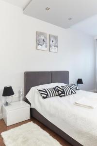 Un pat sau paturi într-o cameră la Wronia Business Residence