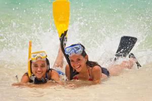 Kanak-kanak yang menginap di Pelican Beach Resort South Water Caye