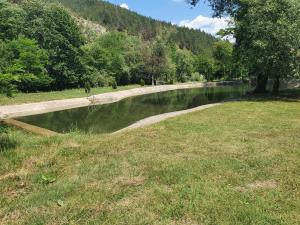 um rio num campo ao lado de um campo de relva em Brvnara Sljivic em Kraljevo