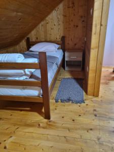 Postel nebo postele na pokoji v ubytování Brvnara Sljivic