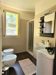 A bathroom at Villa Joana