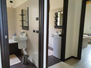 A bathroom at Villa Joana