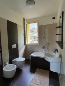 A bathroom at Villa Joana