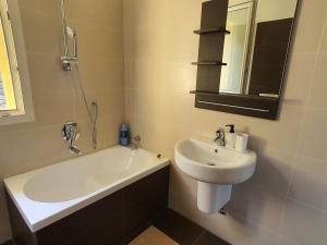A bathroom at Villa Joana