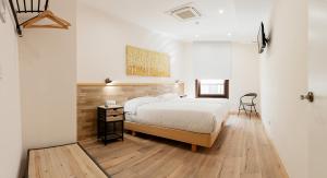 1 dormitorio con 1 cama y suelo de madera en Casa Miño, en Ourense