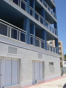 un edificio de apartamentos con dos puertas de garaje delante de él en Emejota en La Manga del Mar Menor