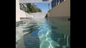 Bazén v ubytování Nova Apartment Mooloolaba Beach nebo v jeho okolí