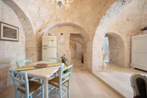 A kitchen or kitchenette at WePuglia - Trulli Brillina