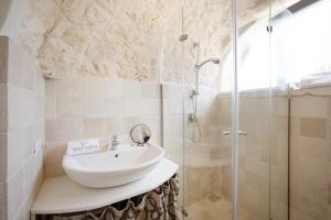 A bathroom at WePuglia - Trulli Brillina