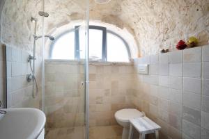 A bathroom at WePuglia - Trulli Brillina