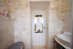 A bathroom at WePuglia - Trulli Brillina