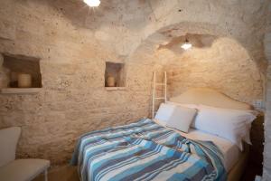 A bed or beds in a room at WePuglia - Trulli Brillina Még 35 kép