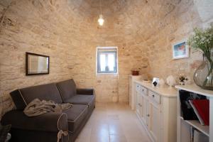 A kitchen or kitchenette at WePuglia - Trulli Brillina