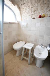 A bathroom at WePuglia - Trulli Brillina