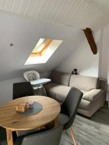 uma sala de estar com uma mesa e um sofá em Ferienwohnung Zum Schloß em Halbe