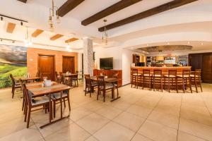 Reštaurácia alebo iné gastronomické zariadenie v ubytovaní POŁONINY Resort
