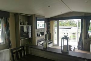 cocina con encimera, chimenea y ventana en Hoburne Devon Bay Static 3 Bed, en Goodrington
